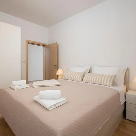 Luxury Ketty アパート